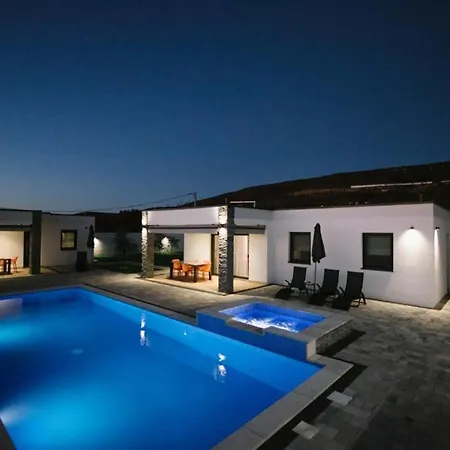 Luxury Blue Sky アパート